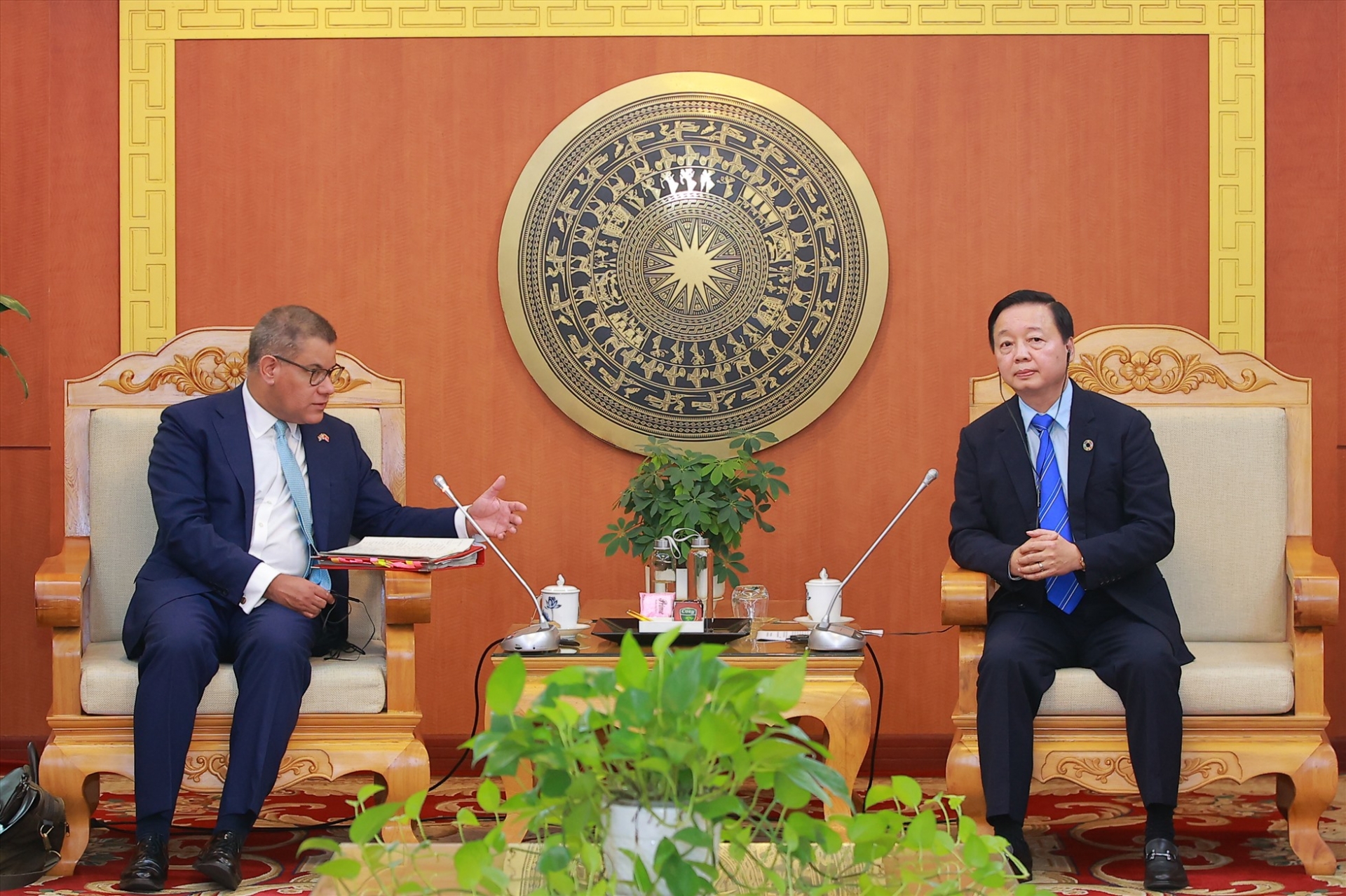 越南自然资源与环境部长会见COP26主席阿洛克·夏尔马。