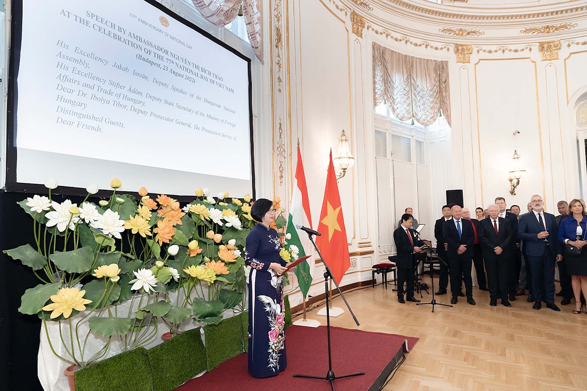 越南驻匈牙利大使阮氏碧草发表讲话。