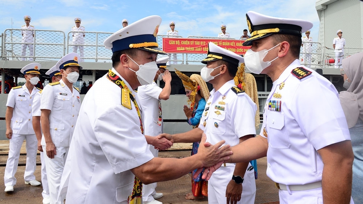 越南人民海军团对印尼海军进行访问 同印尼海军开展交流与联合演练