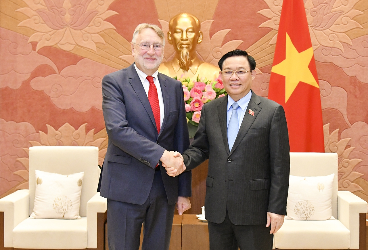 越南国会主席王廷惠会见欧洲议会国际贸易委员会主席兰格。