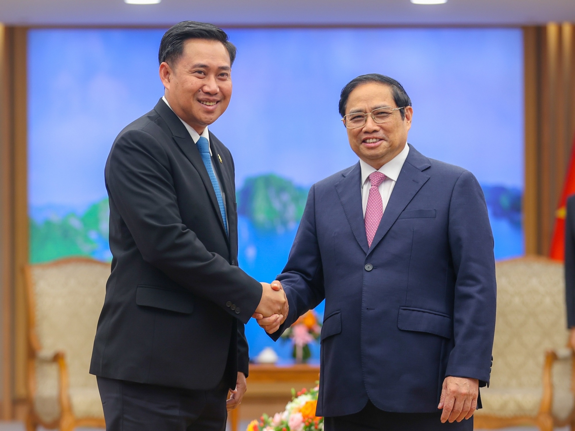 越南政府总理范明政会见老挝总理府办公厅主任阿伦赛。