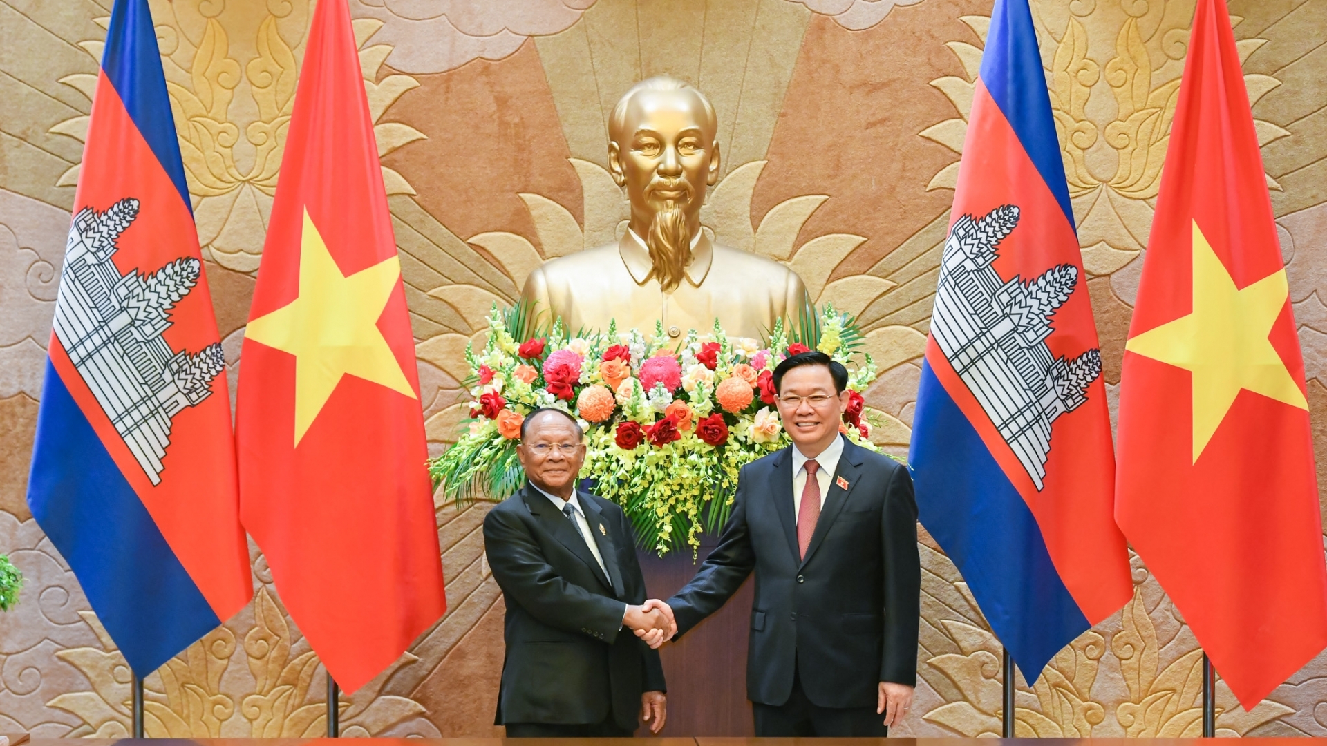 越南国会主席王廷惠与柬埔寨王国国会主席韩桑林举行会谈