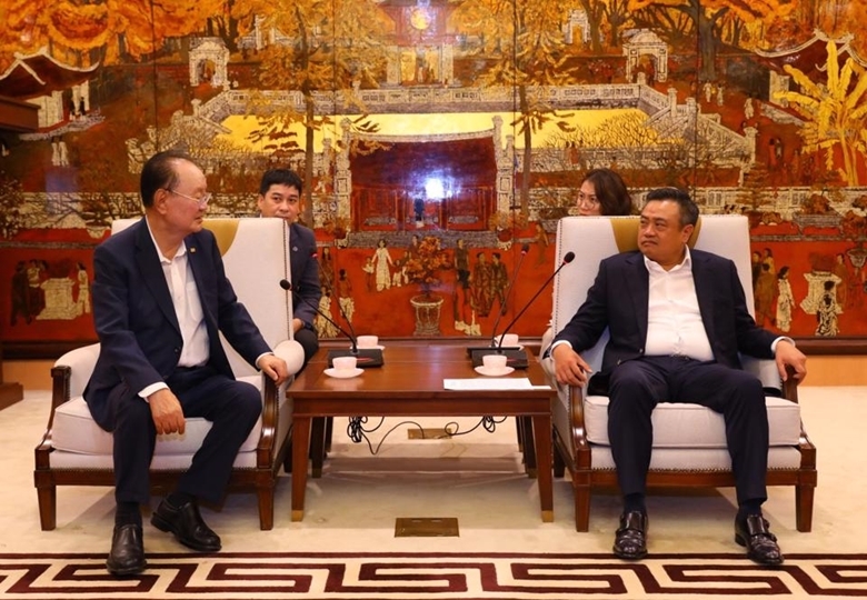 越南政府副总理黎明慨与新加坡副总理王瑞杰举行会谈
