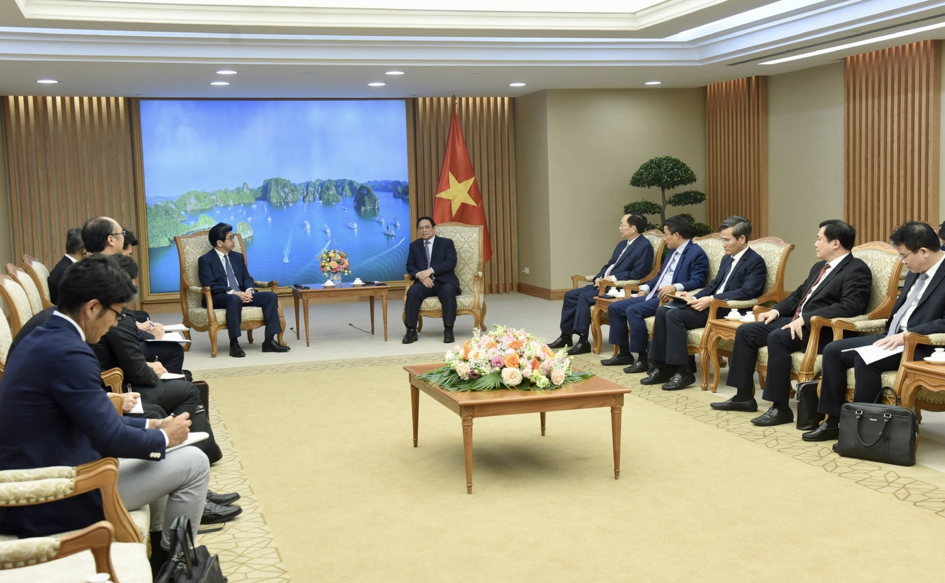越南政府总理范明政（右）与日本国际协力银行行长林信光。