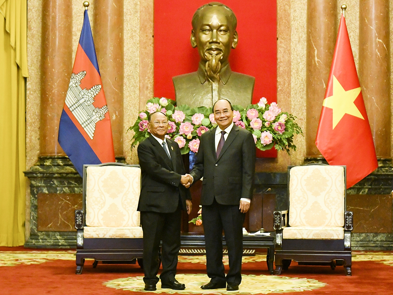 越南国家主席阮春福会见柬埔寨王国国会主席韩桑林。