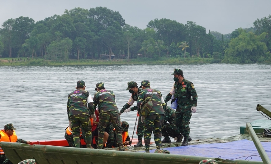 老越柬三国军队首次进行搜救演习（图片来源：人民军队报）。