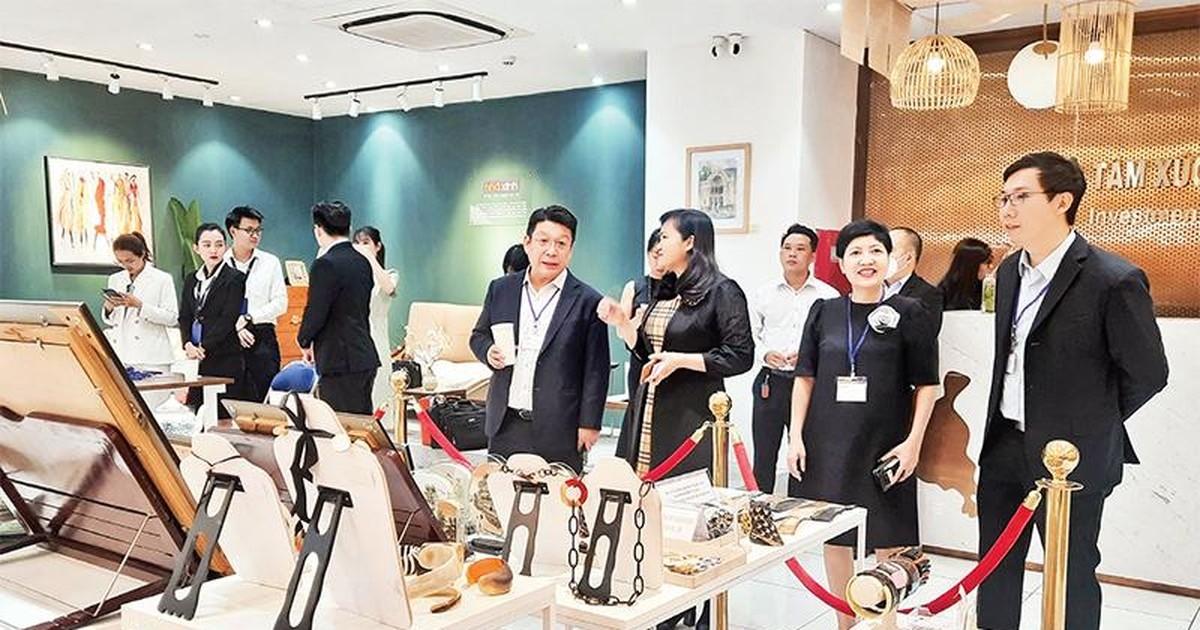 新加坡企业代表参观胡志明市贸易与投资促进中心。