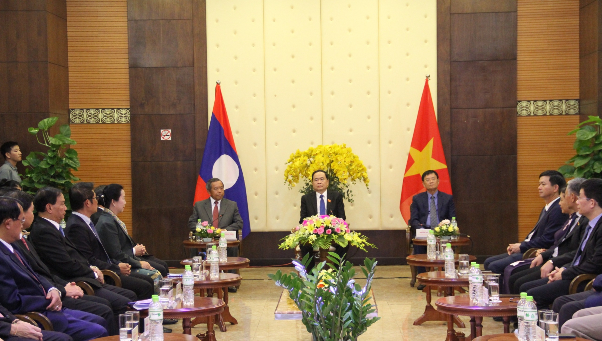 越南国会常务副主席陈青敏会见出席越老人民友谊联欢会的代表。