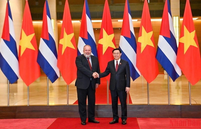 越南国会主席王廷惠会见古巴总理曼努埃尔·马雷罗。