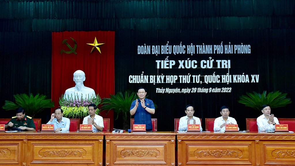 越南国会主席王廷惠在海防市开展接触选民活动。