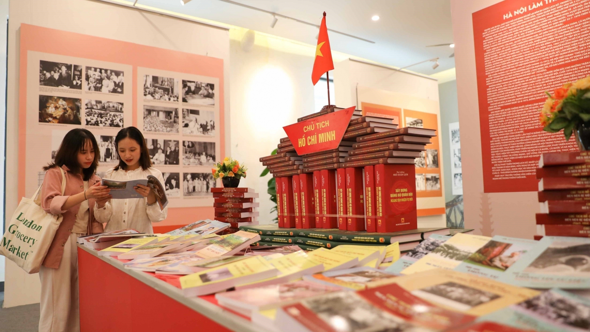 “胡志明主席与首都河内”图片展：庆祝首都河内解放68周年的活动之一