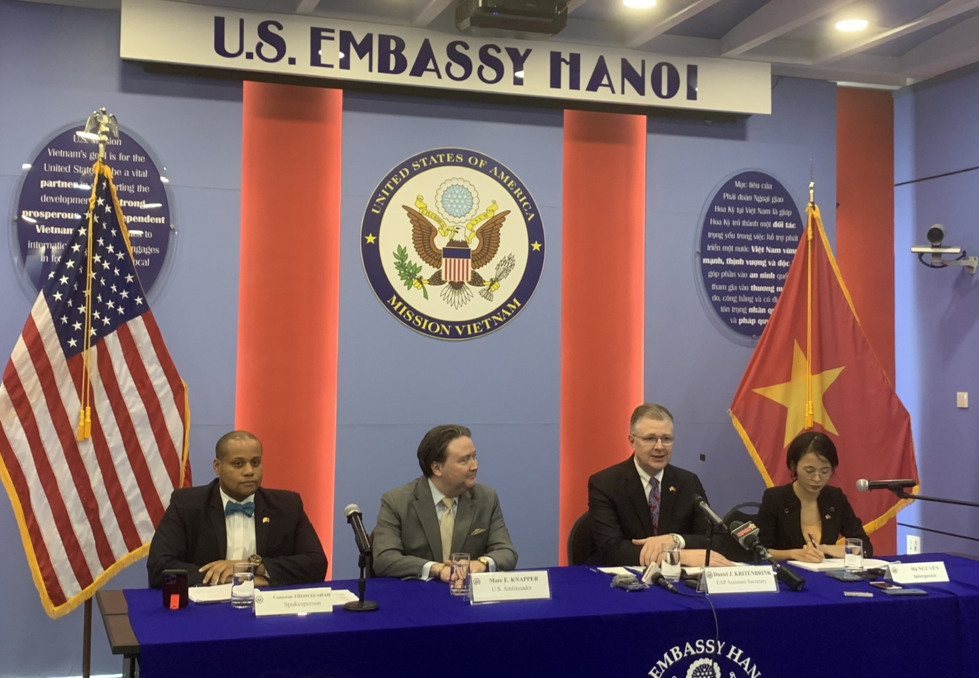 美国国务院负责东亚和太平洋事务的助理国务卿丹尼尔•克里滕布林克会见了越南记者。