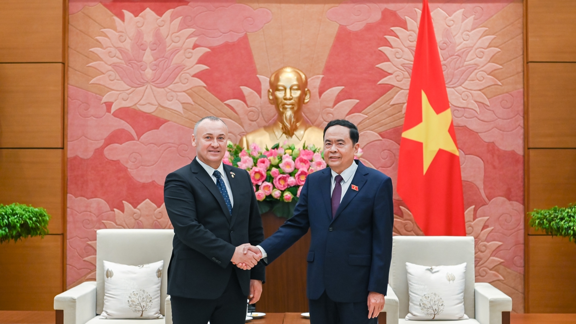 加强越南与罗马尼亚的友好合作关系
