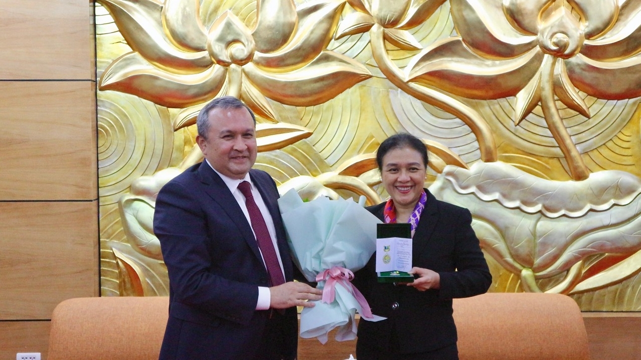 乌兹别克斯坦大使向越南友好组织联合会主席阮芳娥授予纪念章