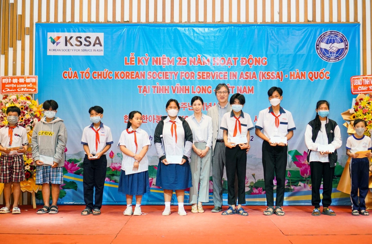 韩国亚洲服务协会向永隆省贫困家庭赠送社会保障资金。