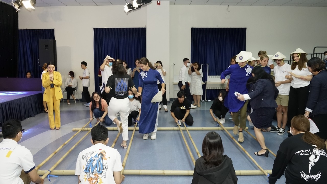 在一项文化交流活动，国际留学生穿着奥黛跳竹竿舞（图：HSU）