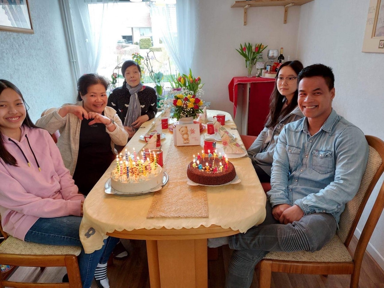 2022年4月2日，阿琼（最左边）的18岁生日，摄于在德国梅李家里。（图：人物提供）
