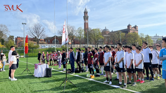 越南留学英国大学生举行足球比赛