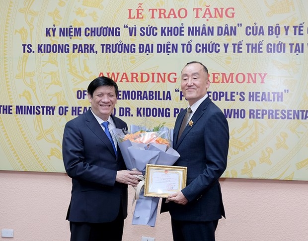 越南卫生部向世卫组织驻越南首席代表朴启东授予“致力于人民健康”纪念章