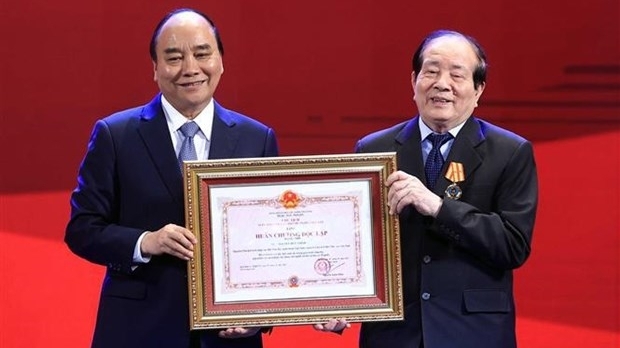 越南国家主席阮春福向诗人友请授予二级独立勋章
