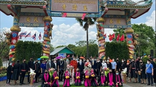 泰国两座历史悠久寺庙越文名字揭牌仪式举行