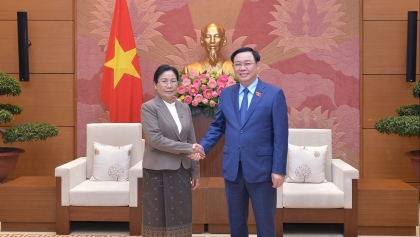 老挝最高人民法院院长首次访问越南