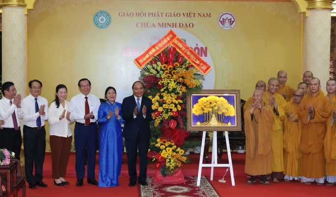 越南国家主席阮春福拜访胡志明市的惠严寺和明道塔