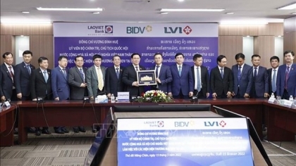 越南国会主席王廷惠走访老挝—越南联营银行