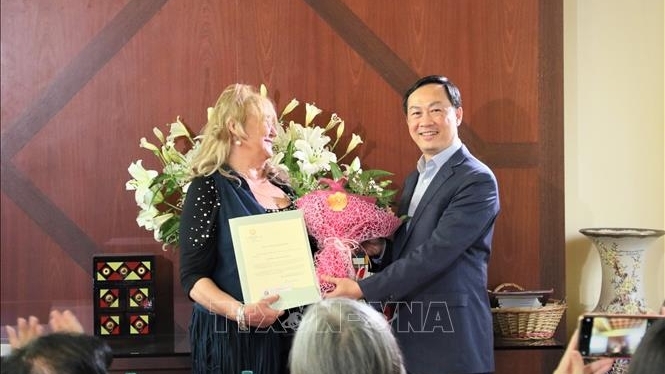 越南外交部部长裴青山继续任命桑德拉·斯卡里奥蒂女士为越南驻意大利都灵名誉领事
