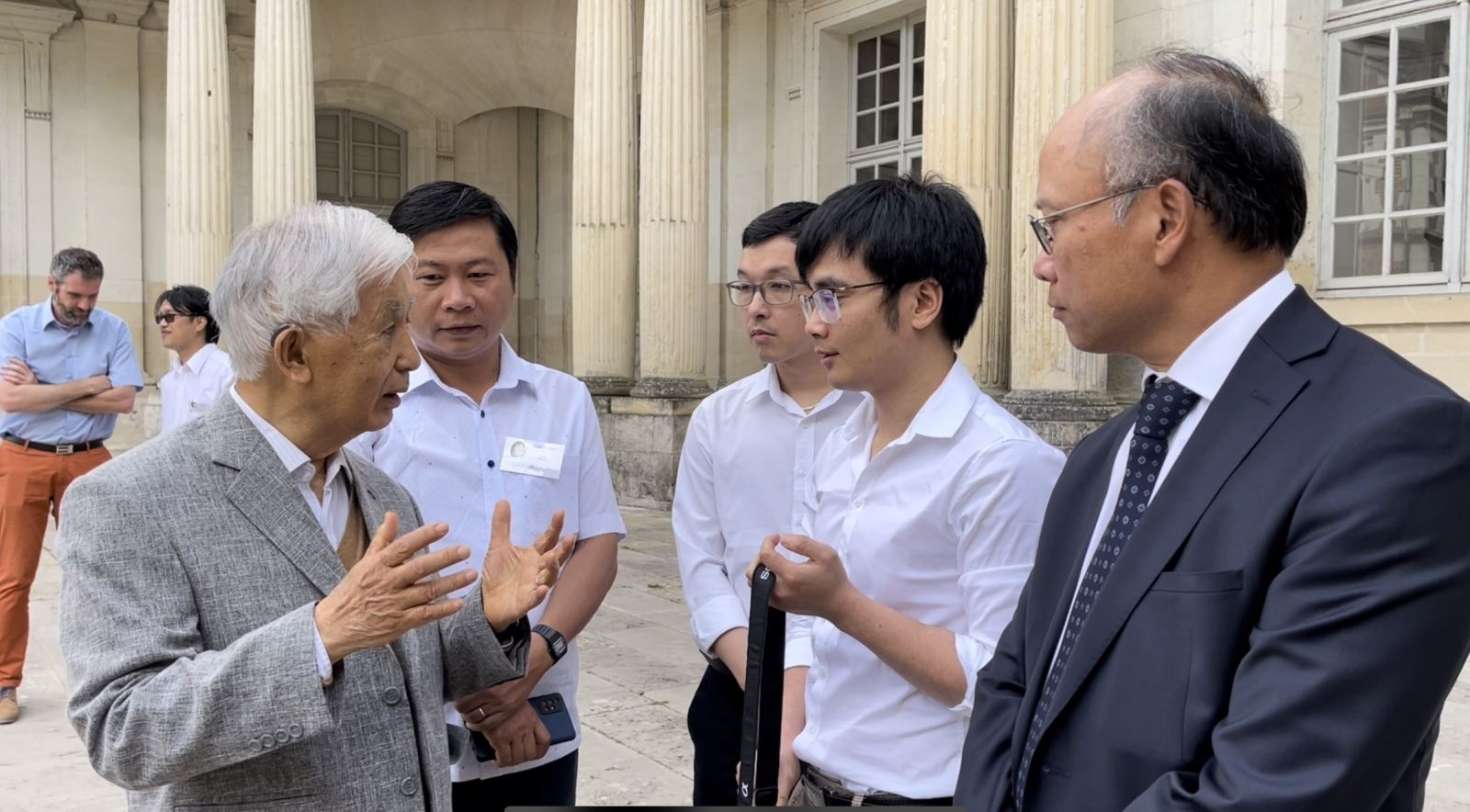 瓦莱奖学金为越南留学生发挥在科学技术领域的才华创造有利条件