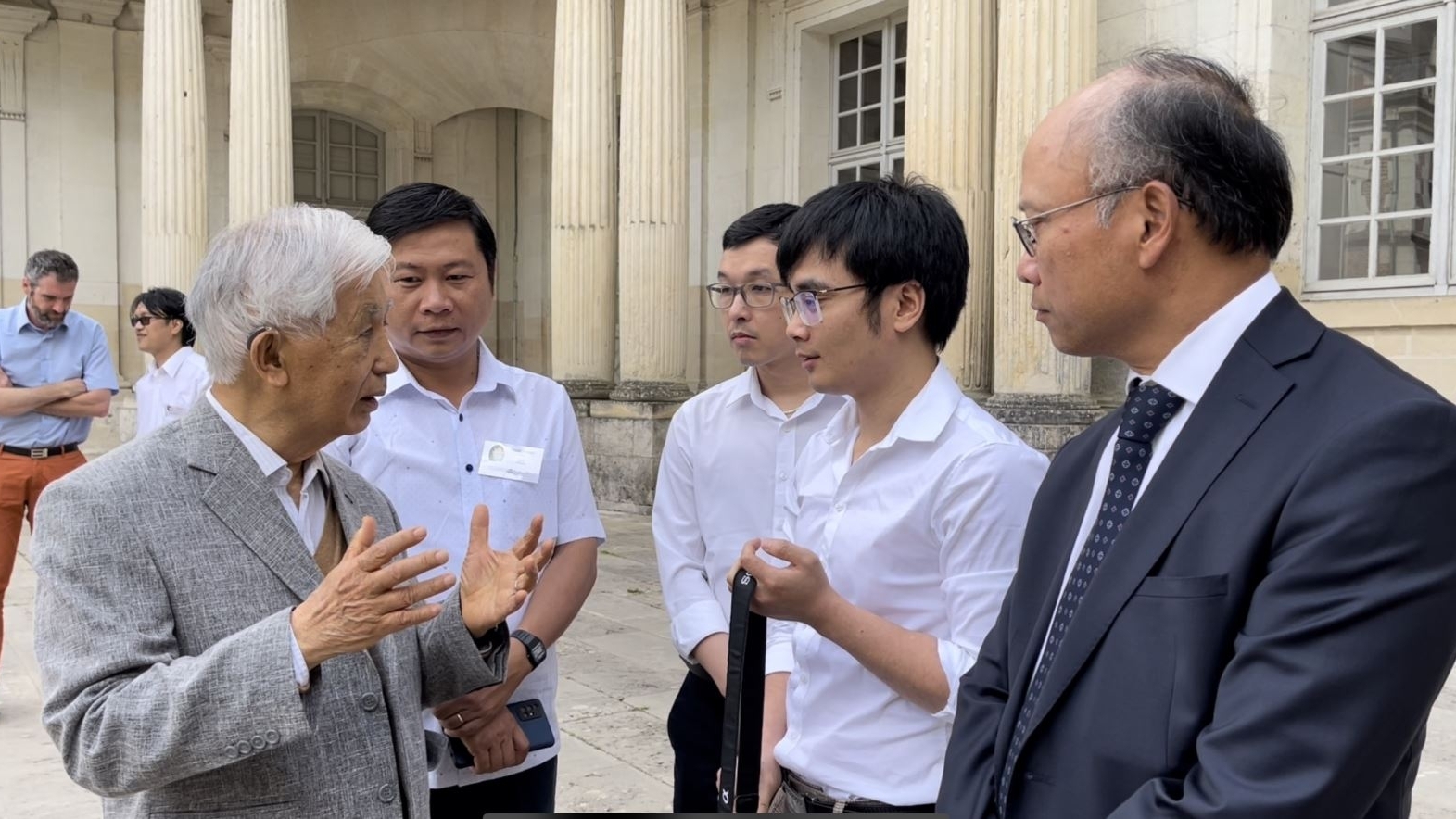 瓦莱奖学金为越南留学生发挥在科学技术领域的才华创造有利条件