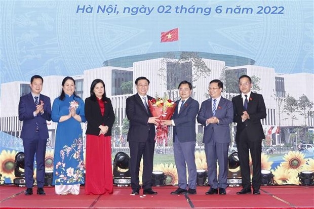 越南国会主席王廷惠会见青年国会代表