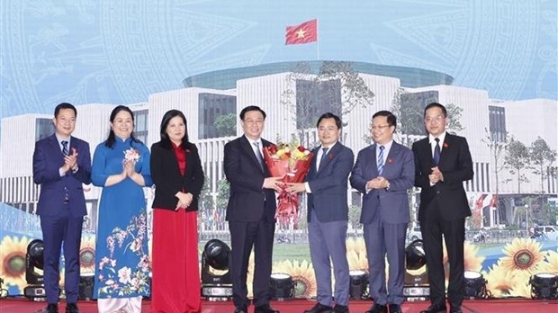 越南国会主席王廷惠会见青年国会代表