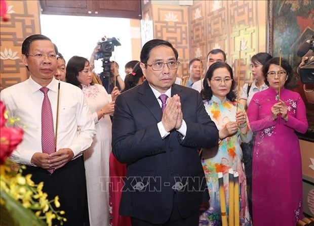 越南政府总理范明政敬香缅怀胡志明主席