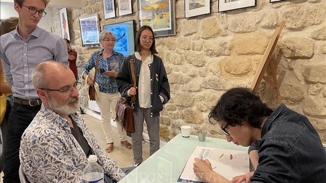 越南青年画家梅柏在法国亮相漫画书