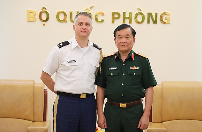 越南国防部副部长黄春战上将会见了美国国际开发署驻越南首席代表和美国驻越南武官