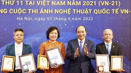 越南国家主席阮春福出席第11届国际艺术摄影大赛的颁奖仪式