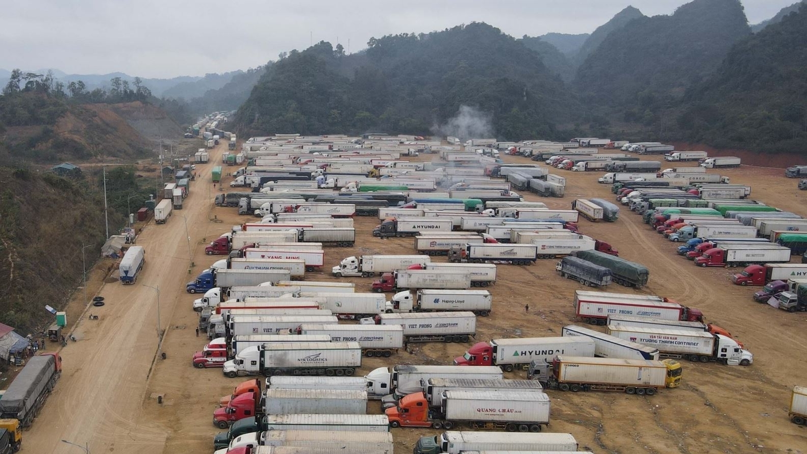 越南政府副总理黎文诚要求尽快解决北部口岸货物车拥挤状况
