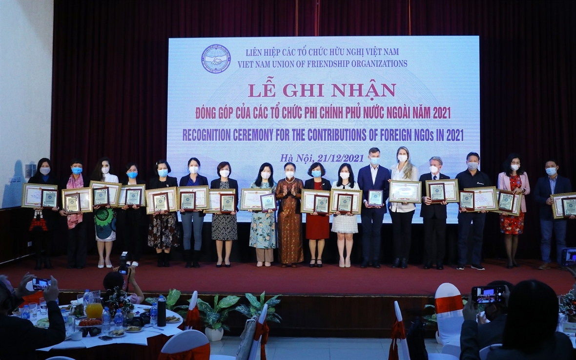 越南友好组织联合会主席阮芳娥大使向2021年取得最显著成就的境外非政府组织授予奖状