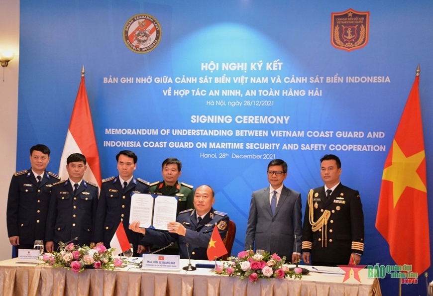 越南海警与印尼海警关于航行自由安全合作谅解备忘录签署仪式场景