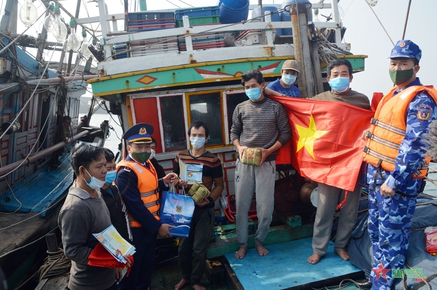 越南海警一区司令部组团向渔民赠送春节慰问品和国旗