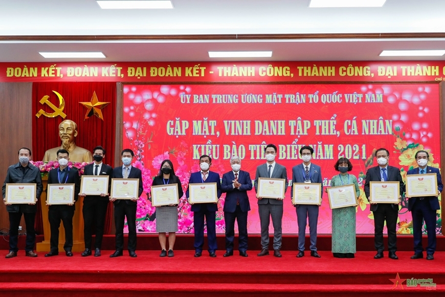 海外越侨集体和个人荣获越南祖国阵线中央委员会的奖状