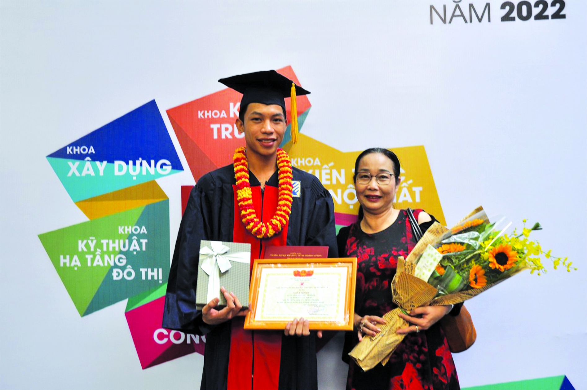 Sopha Chouk 和他的养母黄玉云女士在毕业典礼上合照。