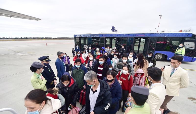 在飞机上的约300名旅居乌克兰越南公民中有近一半的乘客是儿童。