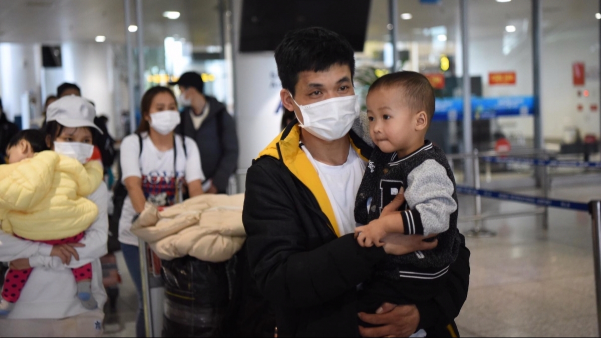 将撤离到波兰和洛曼尼亚近600名旅乌的越南公民的两架航班已安全抵达内排国际机场
