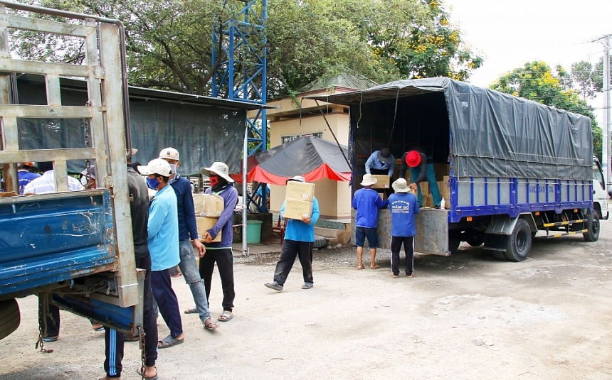 芹苴市友好组织联合会及《时代》杂志向柬埔寨的越南高棉人援助生活物资