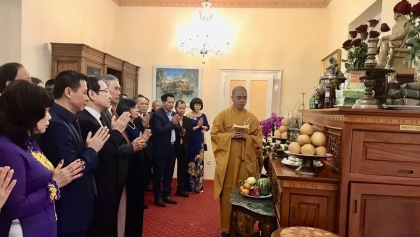 海外越南侨胞举行2022年雄王国祖敬香仪式 深切缅怀各位雄王的建国之功