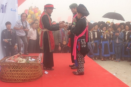 越南莱州省缝瑶族人婚礼中的拜堂仪式