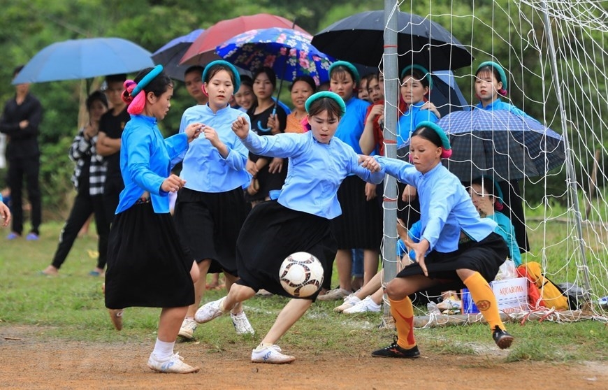 来广宁省平辽县看山泽族女性同胞踢足球