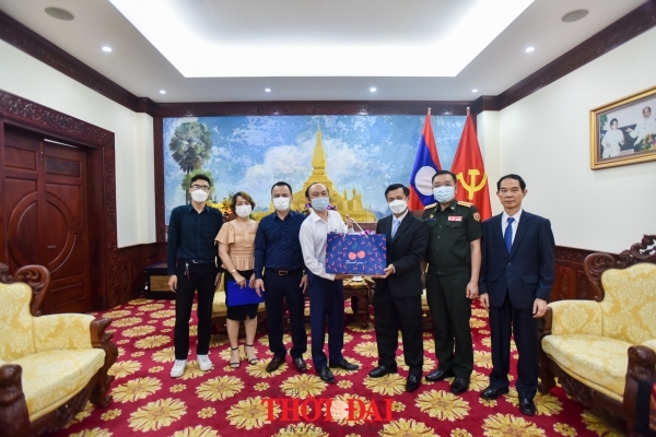 老挝驻越南大使馆与《越南时代》杂志签署2022年媒体合作谅解备忘录